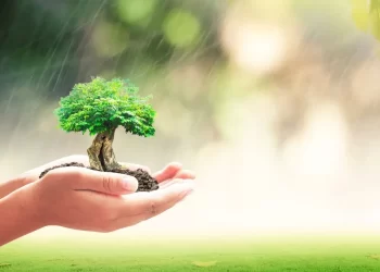 آشنا توزع بروشور في اليوم العالمي للبيئة