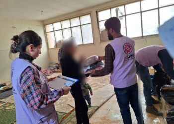 آشنا توزع 200 بدلة على أطفال نازحين في مراكز الإيواء بـ الحسكة