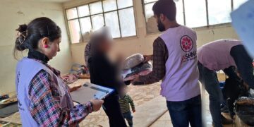 آشنا توزع 200 بدلة على أطفال نازحين في مراكز الإيواء بـ الحسكة